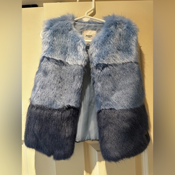 Mayoral Other - Mayoral girls blue faux fur vest size 4